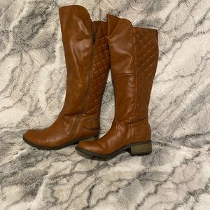 6.5 boot with heel. In ok condition, zipper rarely works. Some cracks in leather